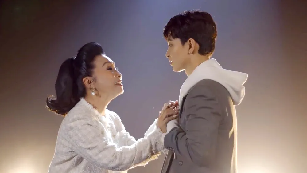 NSND Bạch Tuyết và Hoàng Dũng trong MV "Về nghe mẹ ru"