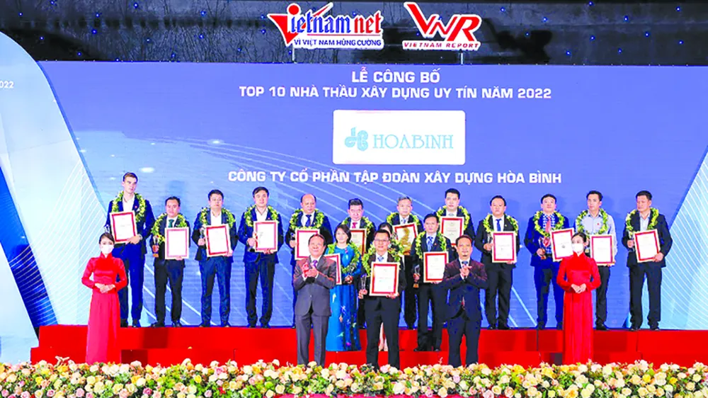 Đại diện Tập đoàn Xây dựng Hòa Bình lên nhận giải