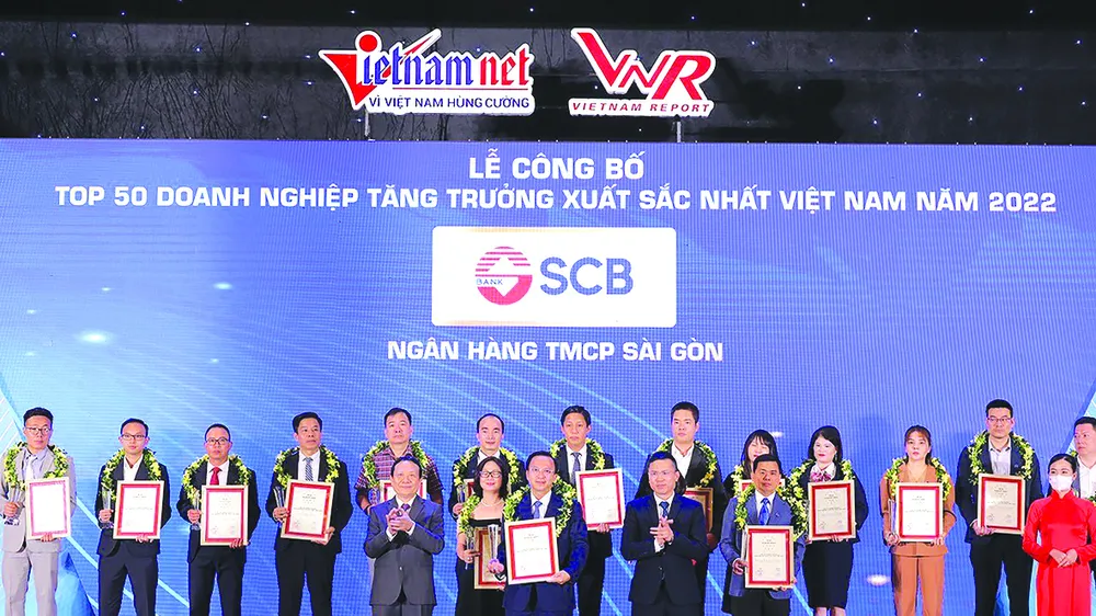 Ông Diệp Bảo Châu - Phó Tổng Giám đốc SCB nhận giải thưởng Top 50 doanh nghiệp tăng trưởng xuất sắc nhất Việt Nam năm 2022