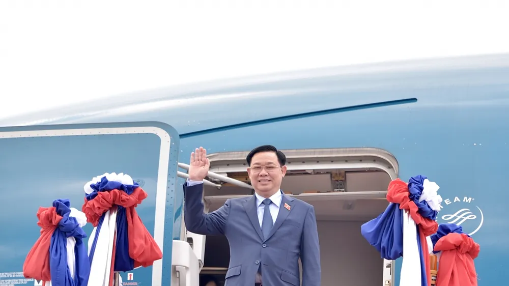 Chủ tịch Quốc hội Vương Đình Huệ thăm chính thức nước CHDCND Lào