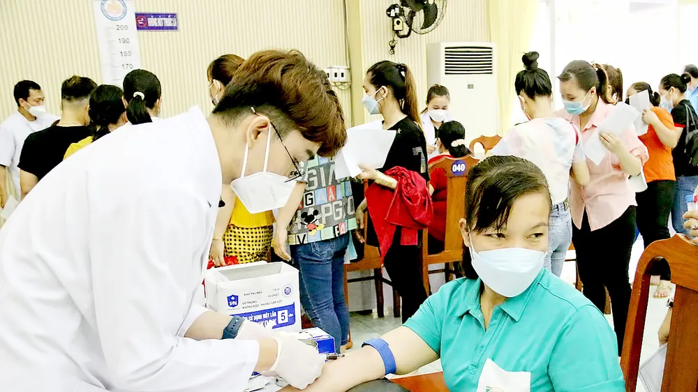 Người lao động được khám sức khỏe tại ngày hội “Vì sức khỏe người lao động”