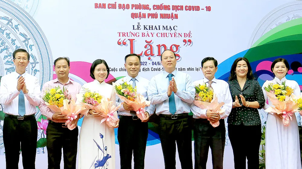 Trưng bày chuyên đề Lặng, nhìn lại một năm chống dịch Covid-19