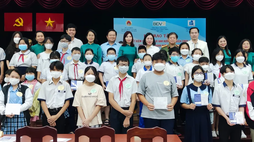 Tặng 620 triệu đồng cho trẻ em mồ côi ​