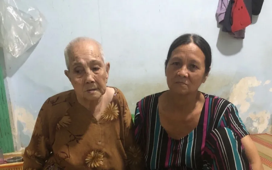 Mang bệnh nặng, vẫn chăm mẹ già