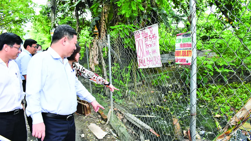 Đồng chí Dương Anh Đức kiểm tra công tác phòng chống dịch sốt xuất huyết tại phường Bình Hưng Hòa B