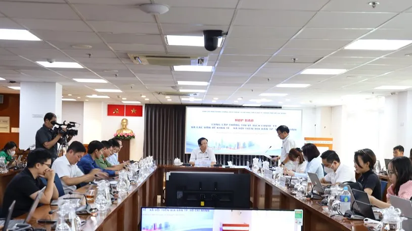 TPHCM đã chuyển tiền thưởng chống dịch Covid-19 cho 25.840 người