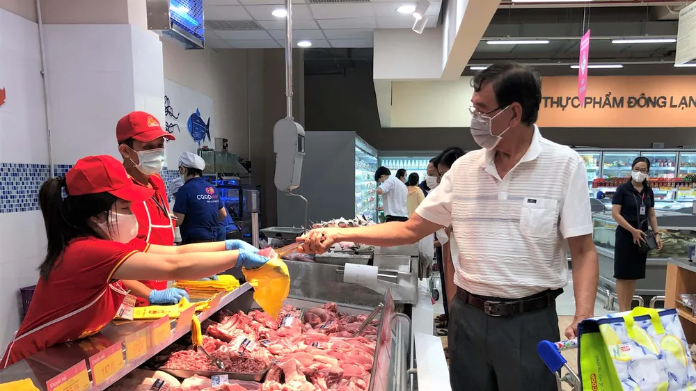 Hàng tiêu dùng giảm giá tại các siêu thị của Co.opmart