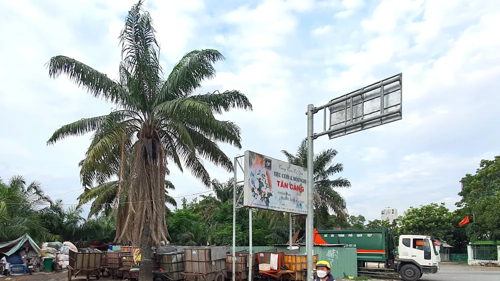 Bô rác trước cổng khu du lịch