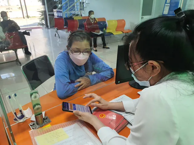 Nhân viên EVNHCMC hướng dẫn khách hàng sử dụng app EVNHCMC CSKH