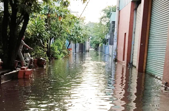 Tắc cống gây ngập nước nhiều đường, hẻm