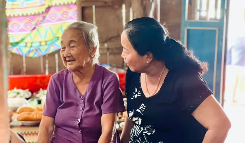 Người già luôn cần được quan tâm và chăm sóc. Ảnh: LÊ HỮU TƯỜNG