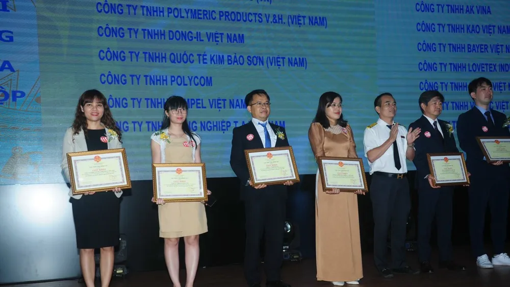 Đại diện Công ty Nestlé Việt Nam (ngoài cùng từ trái qua) nhận giải thưởng
