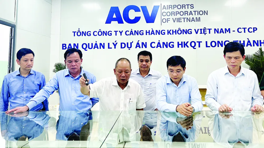 Bộ trưởng Bộ GTVT Nguyễn Văn Thắng xem sa bàn dự án sân bay Long Thành