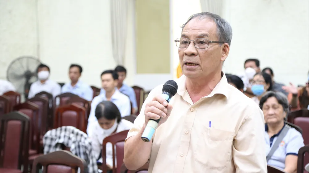 Cử tri phường Phước Long B, TP Thủ Đức, TPHCM nêu ý kiến tại buổi tiếp xúc cử tri trước kỳ họp thứ 8 HĐND TPHCM khóa X. Ảnh: THU HƯỜNG