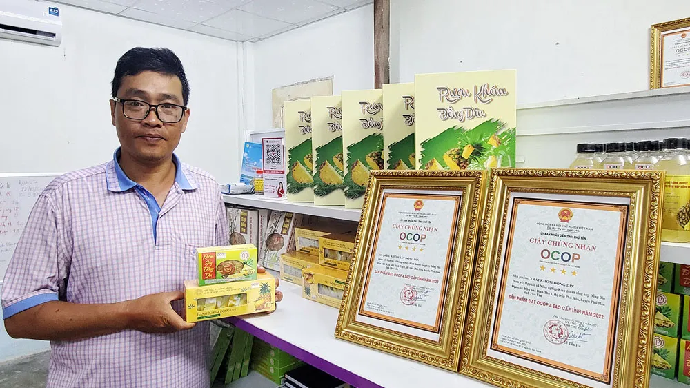 Chỉ trong 5 năm, “phù thủy khóm” Nguyễn Hoàng Chương đã tạo ra 9 sản phẩm OCOP 3-4 sao, trong đó 7 sản phẩm từ trái khóm. Ảnh: NGỌC OAI 