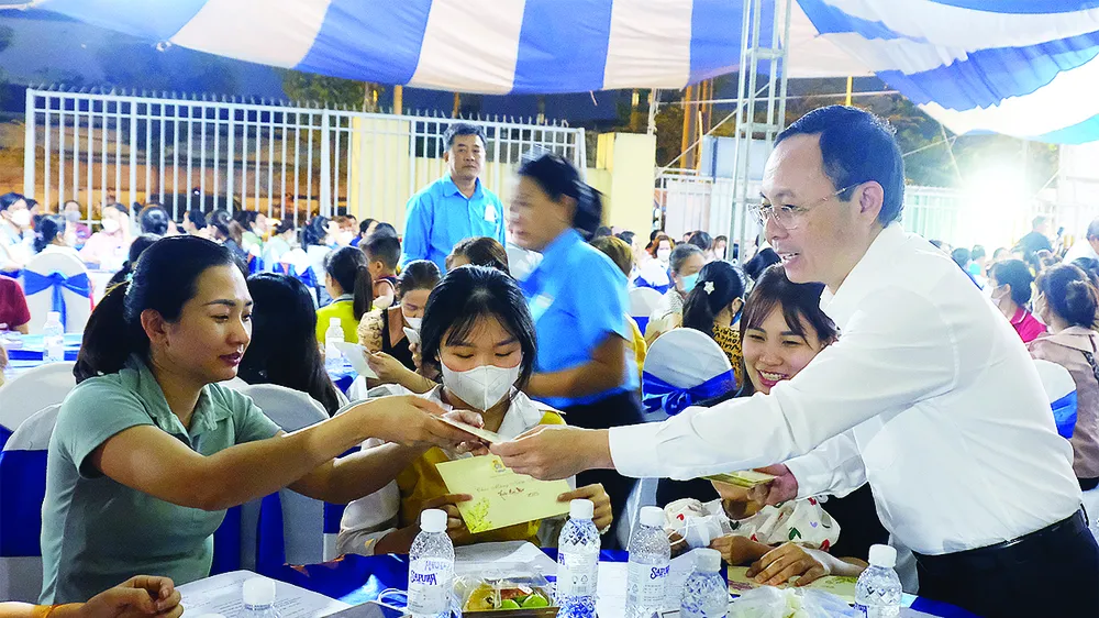 Phó Bí thư Thành ủy TPHCM Nguyễn Văn Hiếu tặng quà, lì xì đến đoàn viên các nghiệp đoàn
