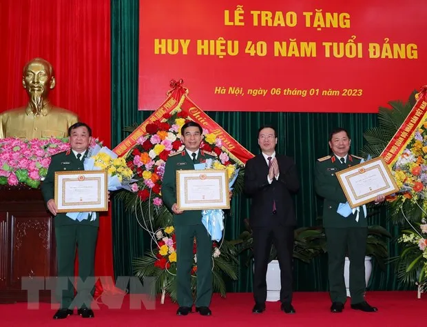 Lãnh đạo Bộ Quốc phòng nhận Huy hiệu 40 năm tuổi Đảng