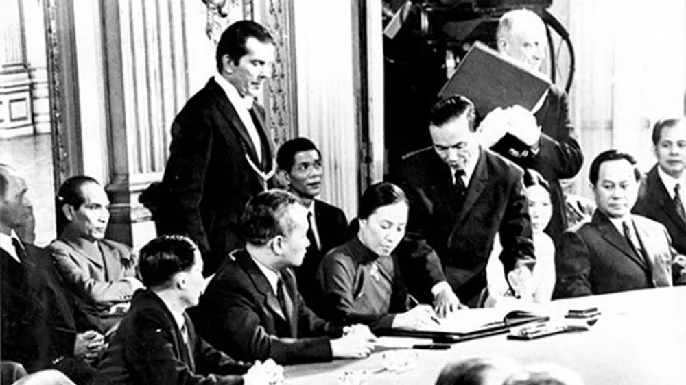 Bộ trưởng Ngoại giao Chính phủ lâm thời Cộng hòa Miền Nam Việt Nam Nguyễn Thị Bình ký Hiệp định Paris ngày 21-1-1973. Ảnh: Tư liệu