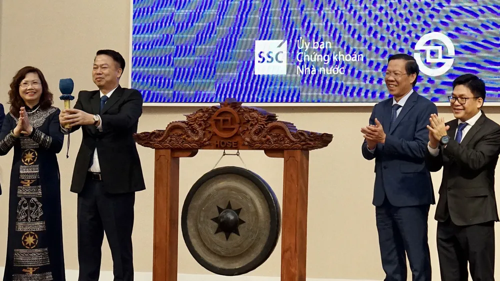 Chủ tịch UBND TPHCM Phan Văn Mãi dự lễ đánh cồng khai trương giao dịch chứng khoán đầu xuân 2023. Ảnh: HOÀNG HÙNG