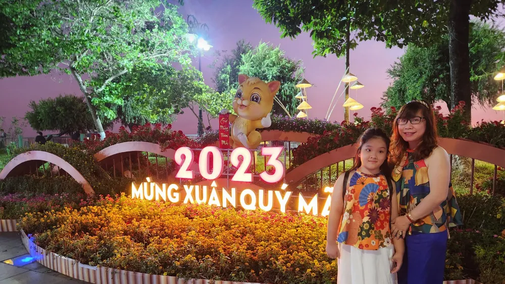 Sắc xuân trên công viên ven sông 