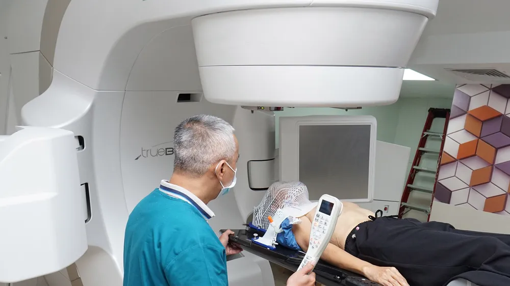 Bác sĩ Bệnh viện Ung bướu TPHCM điều trị bệnh nhân bằng máy xạ trị. Ảnh: HOÀNG HÙNG