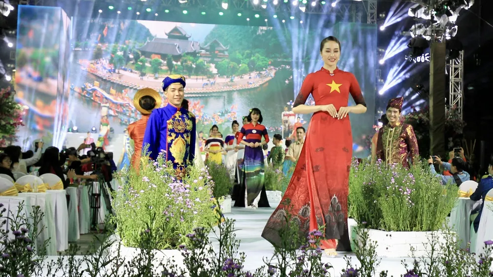 Áo dài - khát vọng và thông điệp hòa bình