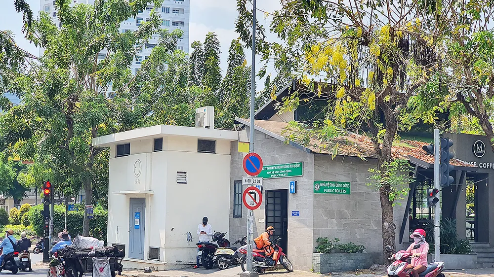 Nhà vệ sinh công cộng không thu phí trên đường Tôn Thất Tùng, quận 1, TPHCM