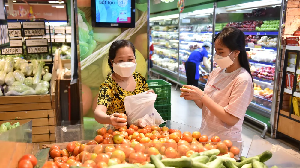 Người dân TPHCM quan tâm mua sắm hàng thiết yếu