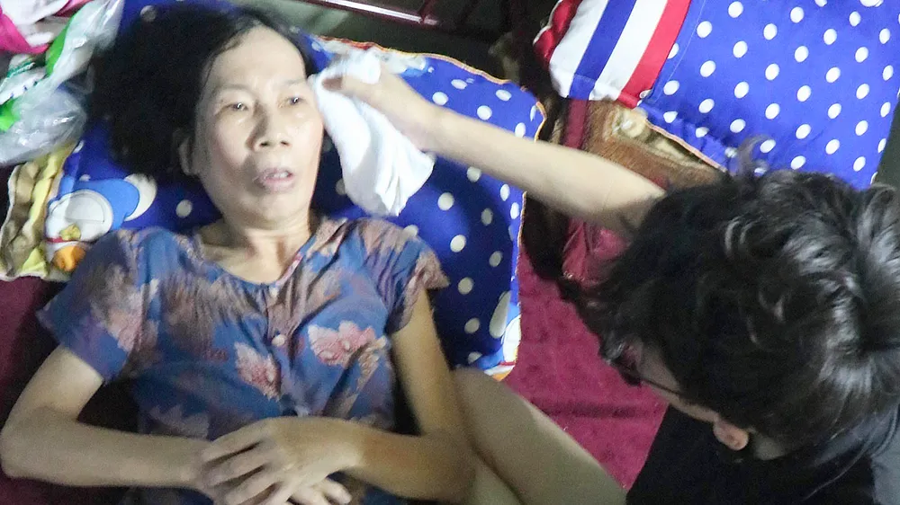 Cha mất, mẹ bệnh nặng, hai con có nguy cơ bỏ học