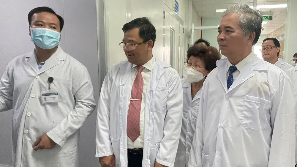 Phó Chỉ tịch UBND TPHCM Ngô Minh Châu (bìa phải) tham quan khoa Dược đạt tiêu chuẩn GMP-WHO 