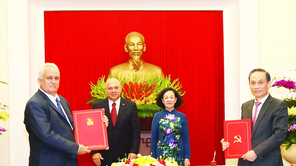 Thường trực Ban Bí thư Trương Thị Mai và Thường trực Ban Bí thư Đảng Cộng sản Cuba Roberto Morales Ojeda chứng kiến lễ ký thỏa thuận trao đổi và hợp tác giữa hai Đảng. Ảnh: TTXVN