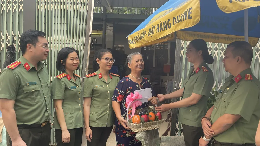 “Quả đấm thép” trên mặt trận chính trị, tư tưởng