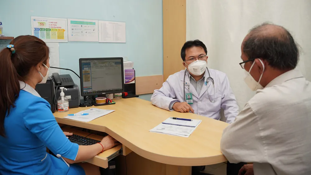 Bác sĩ Bệnh viện Đại học Y Dược TPHCM tư vấn cho người bệnh tăng huyết áp