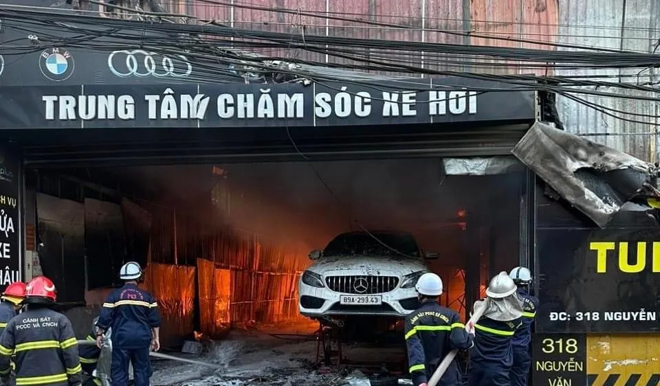 Cháy trung tâm chăm sóc xe hơi, 8 xe bị thiêu rụi