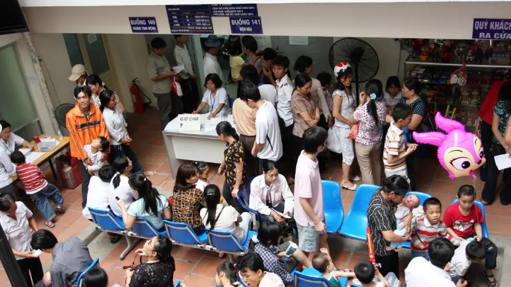 Người bệnh tới khám bệnh tới Bệnh viện Nhi Trung ương thường phải chịu cảnh chen chúc, chờ đợi