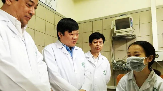 Thăm hỏi các bệnh nhân chạy thận tại BV Bạch Mai