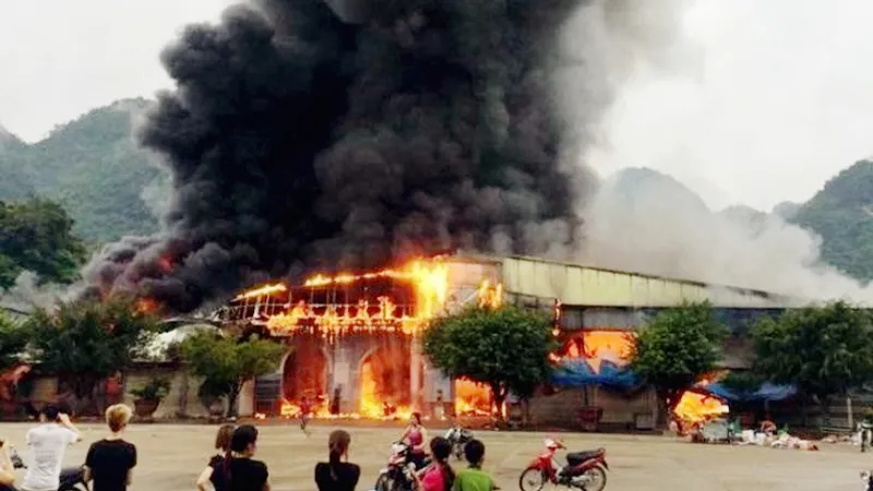 Cháy lớn tại chợ cửa khẩu Tân Thanh