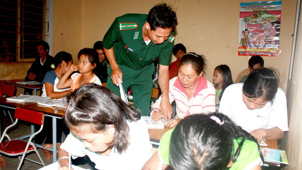 Những thầy giáo mang quân hàm xanh đang giúp trẻ nhỏ và người dân ở vùng sâu, vùng xa được mở mang kiến thức