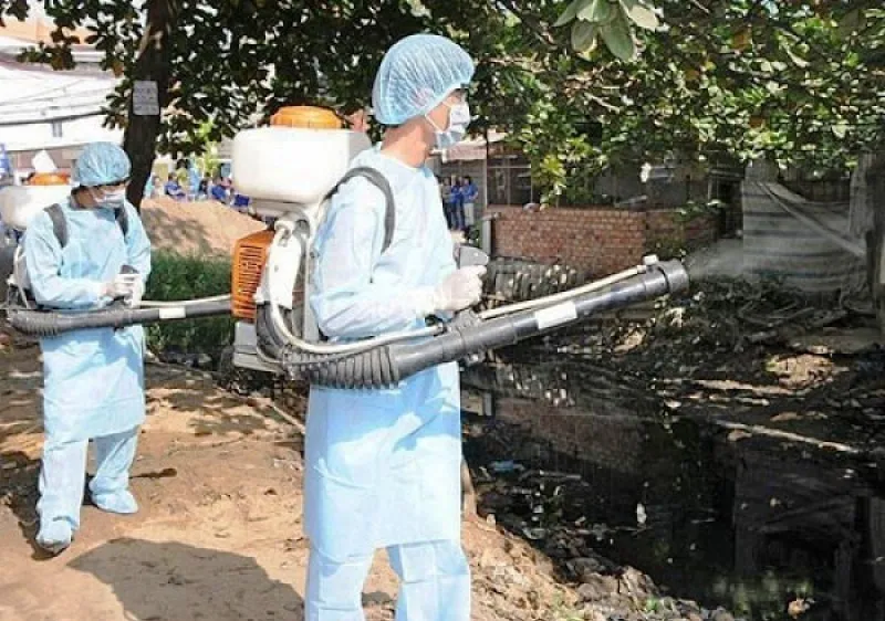 Phun hóa chất diệt muỗi thường xuyên để ngăn chặn dịch SXH đang bùng phát