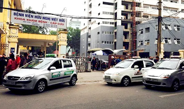 Dịch vụ taxi tại 6 bệnh viện lớn ở Hà Nội bị tố “chặt chém” người bệnh 