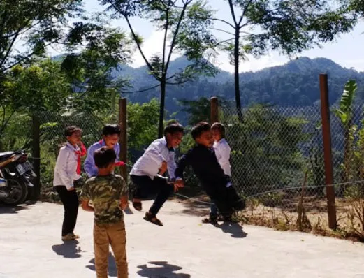 Nhiều học sinh ở Nà Bản (tỉnh Bắc Kạn) bỗng nhiên... bất tỉnh, hung hăng!