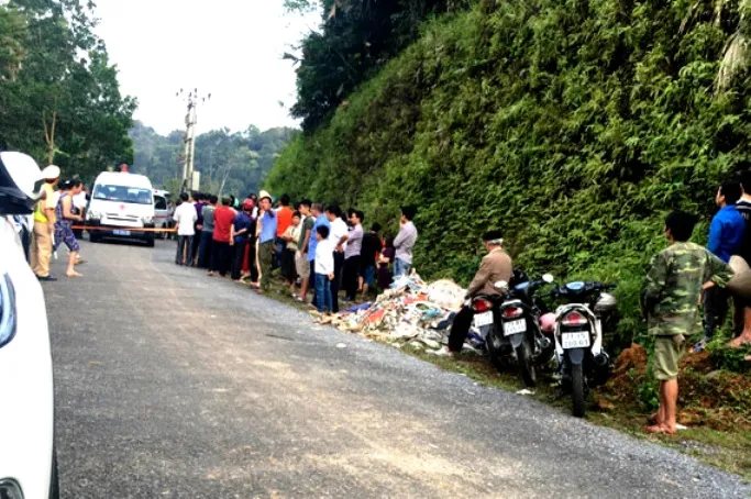 Hiện trường vụ vợ chồng bác sĩ cùng con trai chết bất thường trong ô tô
