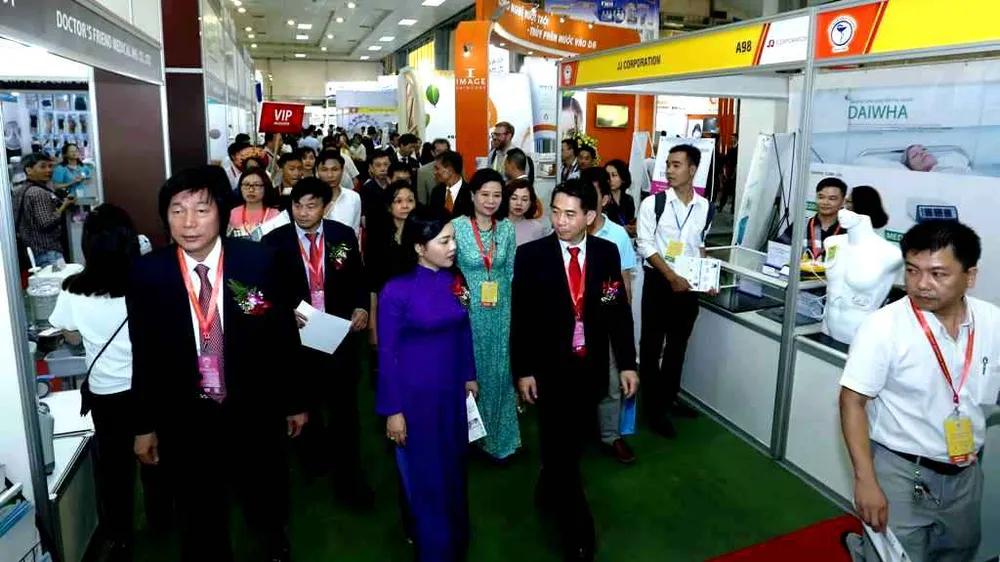 Bộ trưởng Bộ Y tế Nguyễn Thị Kim Tiến thăm quan các gian hàng tại triển lãm VietNam Medi - Pharm 2018