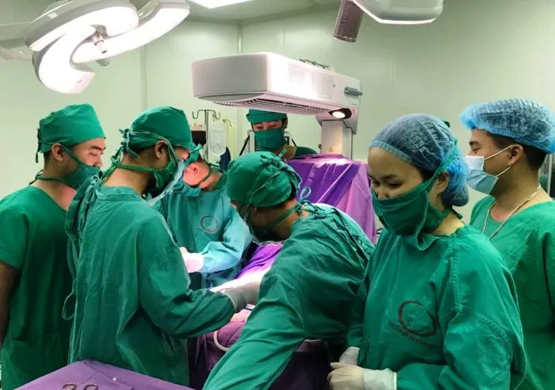 Cắt khối u trung thất lớn hiếm gặp ở trẻ sơ sinh 16 ngày tuổi
