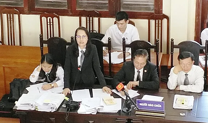 Tranh luận căng thẳng sau đề nghị trả hồ sơ vụ án tai biến chạy thận ở Hòa Bình