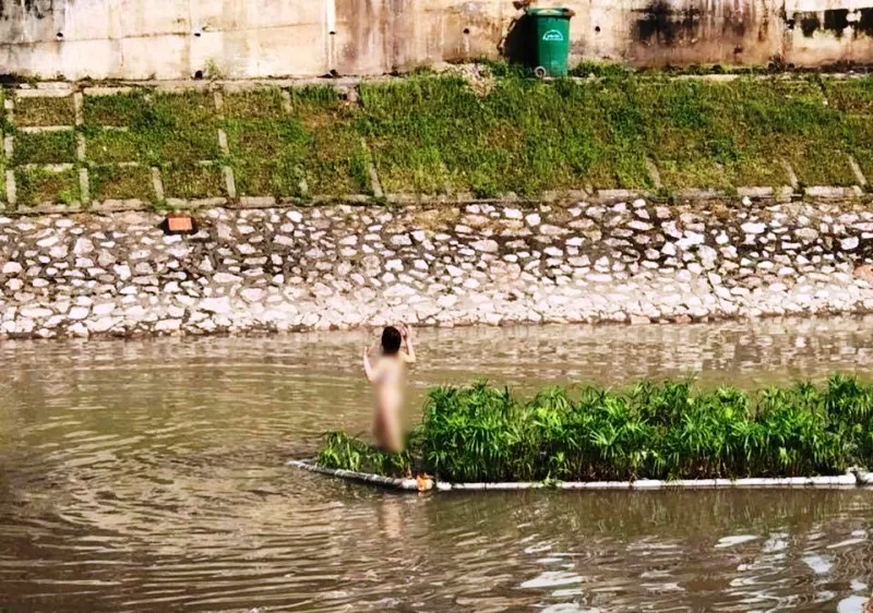 Xác định được cô gái khỏa thân nhảy múa giữa sông Tô Lịch