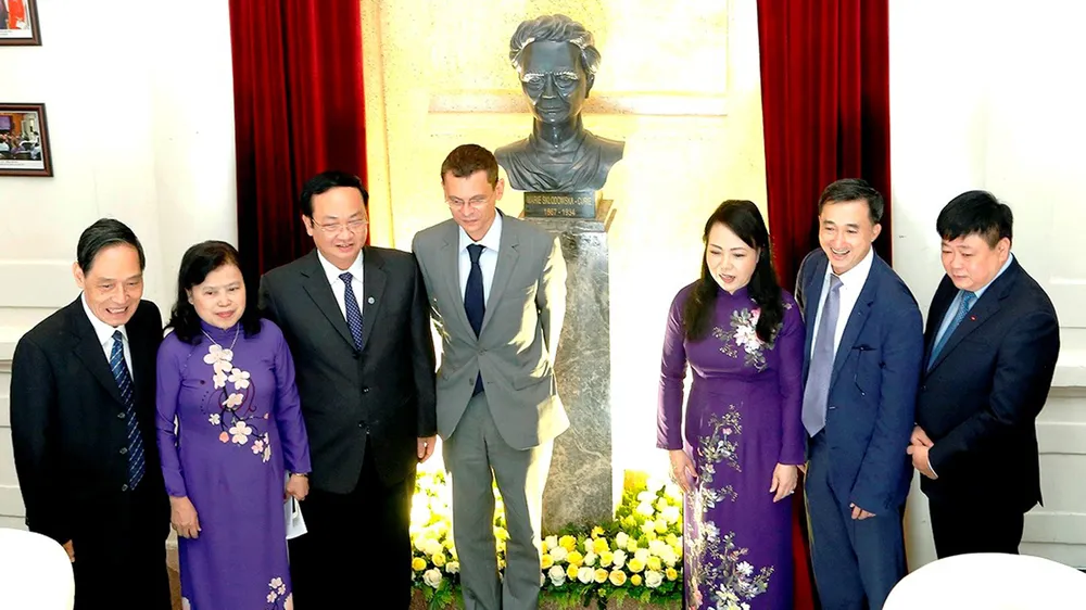 Khánh thành tượng nhà khoa học nhận 2 giải Nobel tại Bệnh viện K