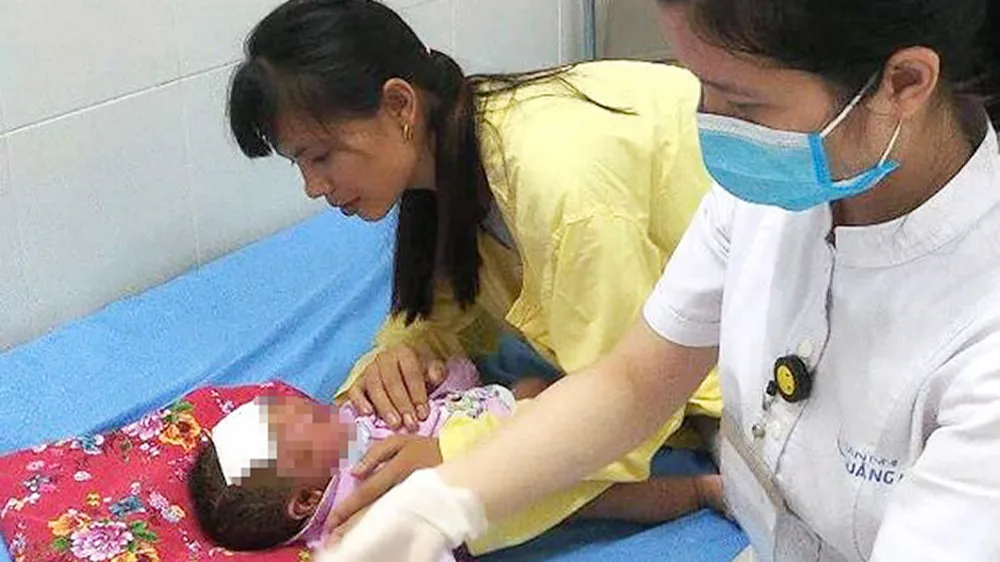 Đau xót cảnh em bé chưa tròn 1 tháng tuổi viêm loét toàn thân vì tắm lá