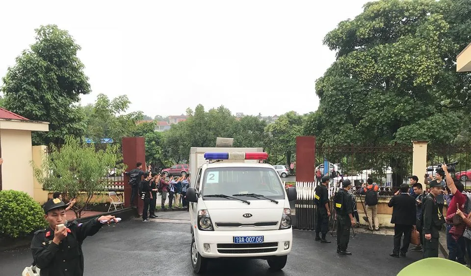 Đúng 7h30, xe đặc chủng dẫn giải 7 bị cáo đang bị tạm giam tới tòa, trong đó có ông Phan Văn Vĩnh và Nguyễn Thanh Hóa