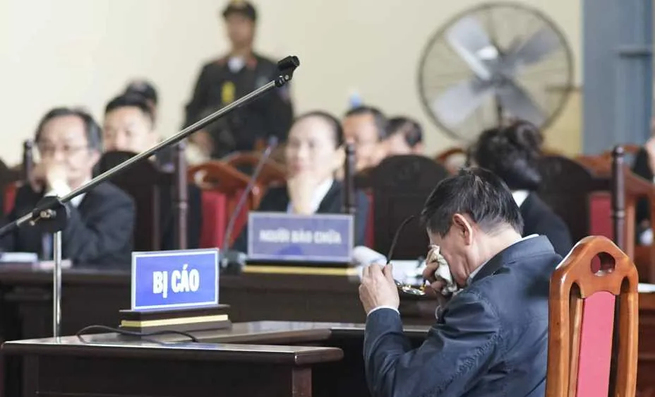 Ông Phan Văn Vĩnh bật khóc khi thân phận là bị cáo